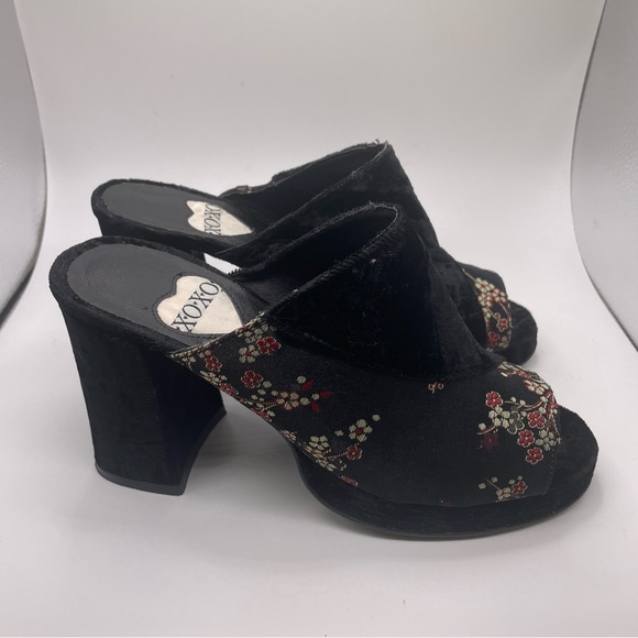 XOXO Shoes - XOXO Velvet Platform Heels Black with Floral Pattern Women’s Size 7
